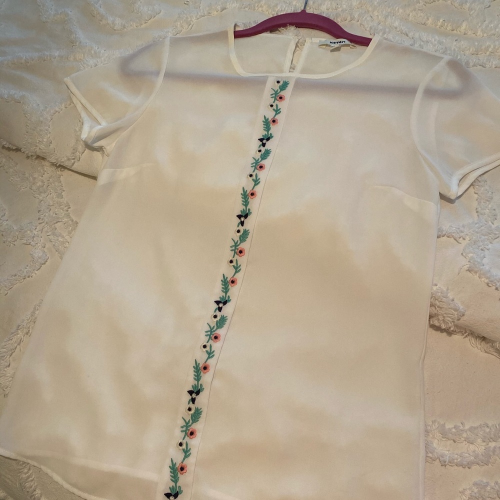 🎉SOLD LOCALLY🎉 White blouse with floral embroidery